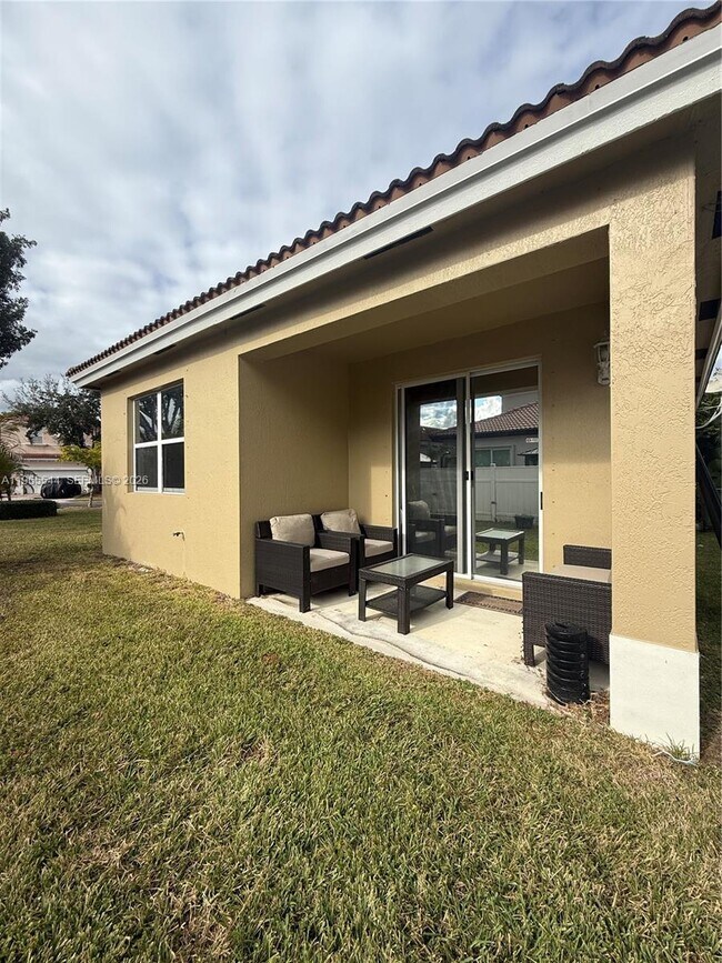 Building Photo - 3910 NE 13th Dr