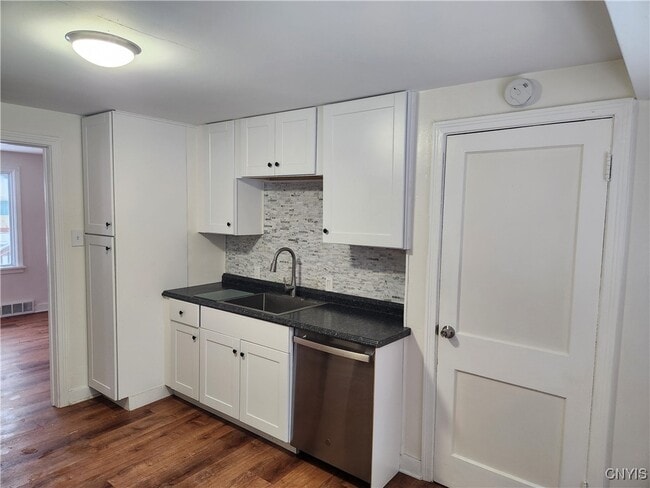 Building Photo - 437 Church St