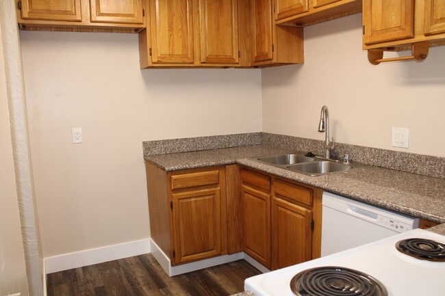Building Photo - Updated 4 bedroom, 1 1/2 bathroom Townhome...