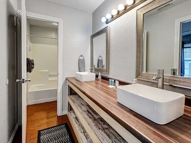 Building Photo - FULLY FURNISHED 2BR Condo