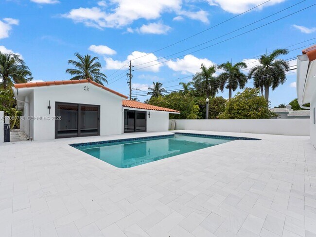Building Photo - 1221 Biarritz Dr