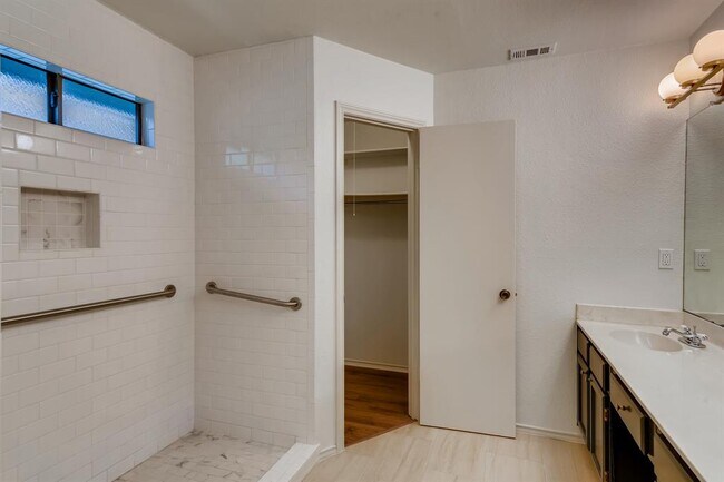Building Photo - 4501 Kalama Dr