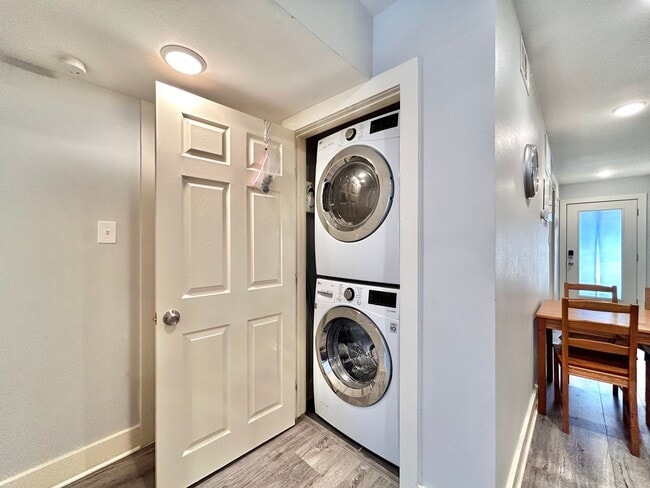 Building Photo - Modern & Cozy 2BR/2BA Home with Stylish Finishes and Natural Light