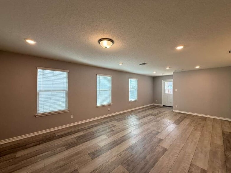 Building Photo - 323 Deer Crest Dr