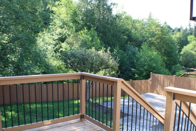 Building Photo - Amazing Everett/Mukilteo Tri-Level Home