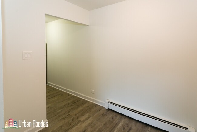 Building Photo - 6211 N Kenmore Ave