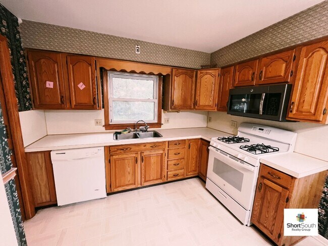 Building Photo - Recently updated 4 bed 1.5 bath Single Fam...
