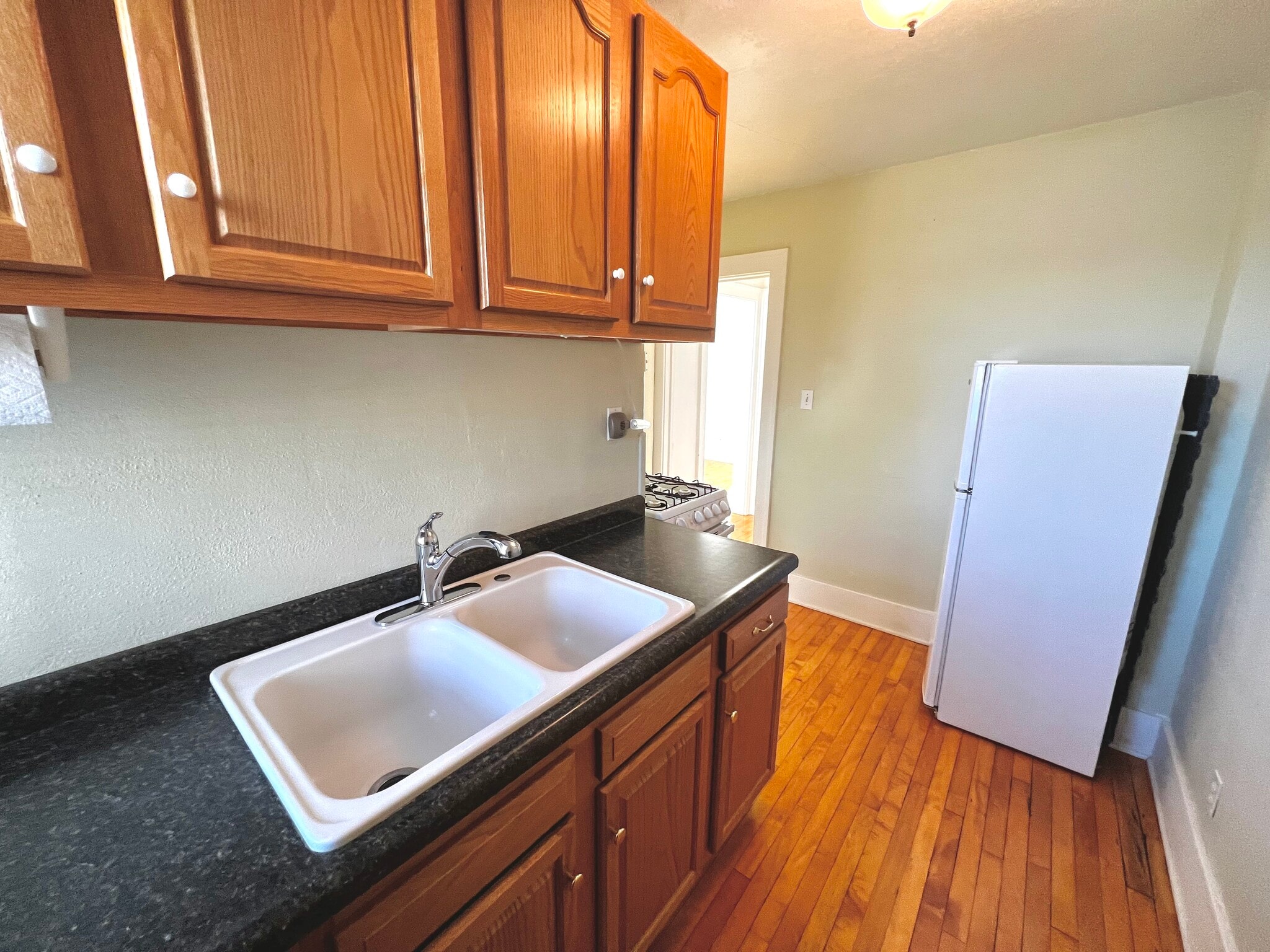 Kitchen - 319 N Lake Rd