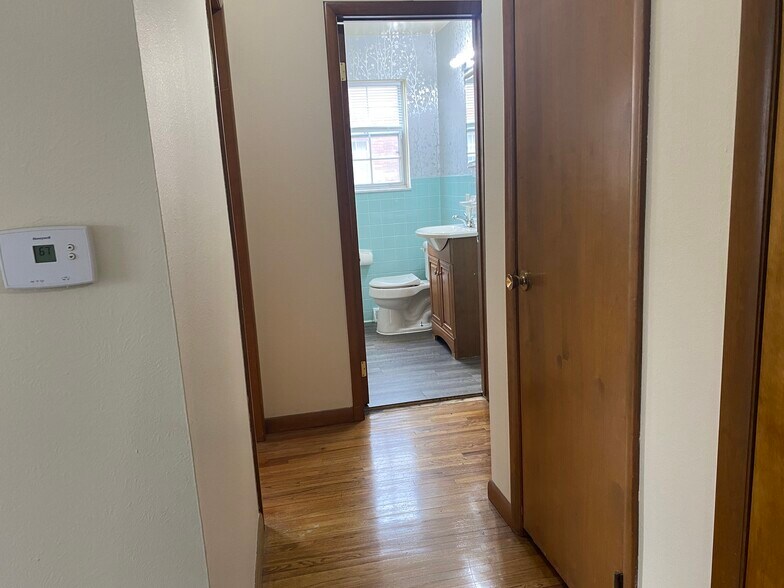 Hallway with coat and linen closet - 3933 Clareridge Dr
