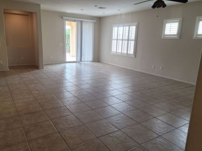 Building Photo - Single story with lots of tile in living a...