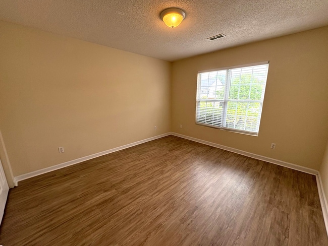Building Photo - This spacious 2-bedroom, 2-bathroom duplex