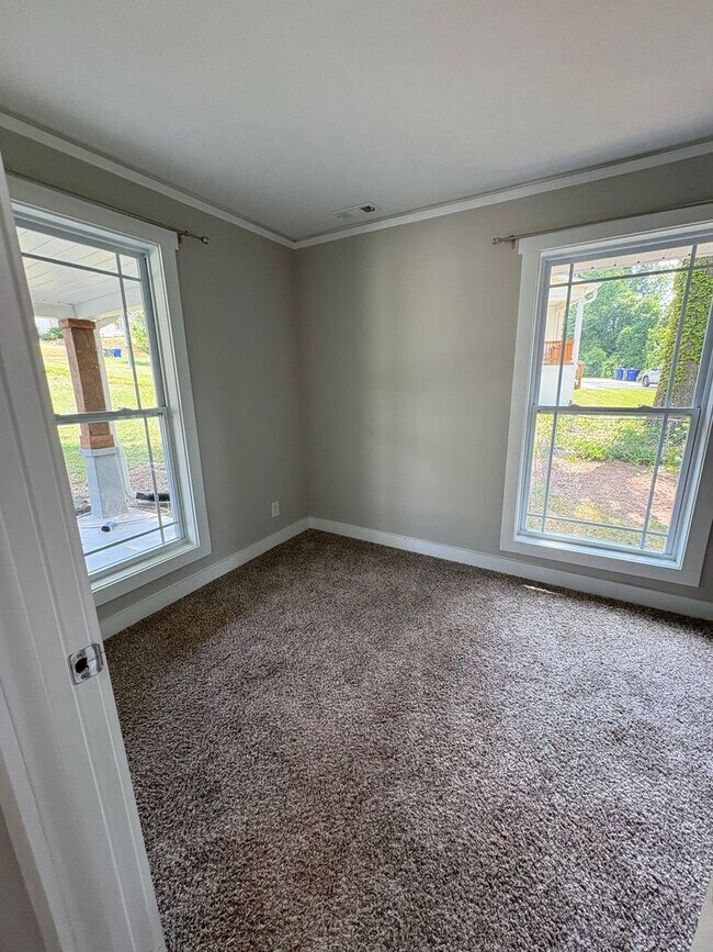 Building Photo - 3 Bedroom 2 Bath Home in Greenville