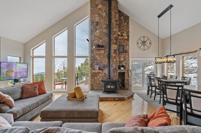 Building Photo - "Charming 3-Bed, 2-Bath Retreat Evergreen'...
