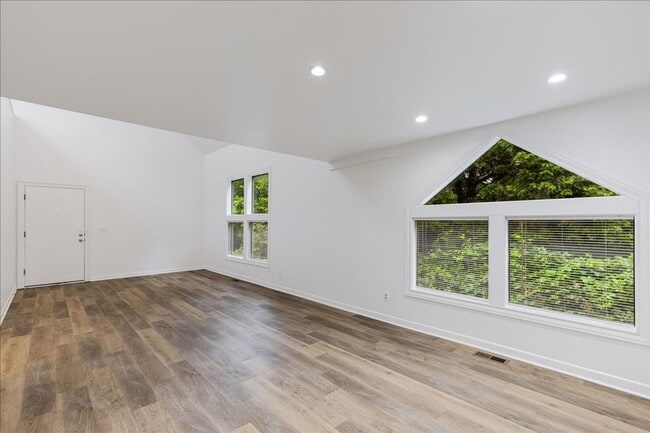 Building Photo - Newly Renovated + Sunny & Bright, 2 Bedroo...