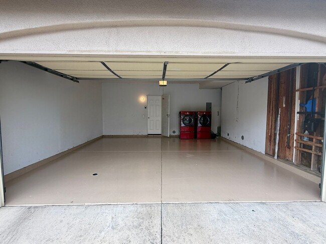Building Photo - 4 bed, 3 bath Townhouse in Gated Community...