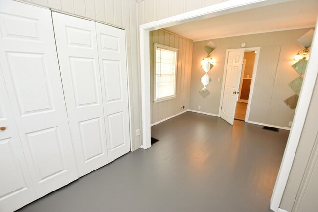 Building Photo - 2 bedroom 1 bath home in South Bend IN