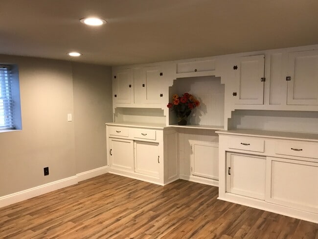 Building Photo - Large Renovated Home on the Hill with Garage!!