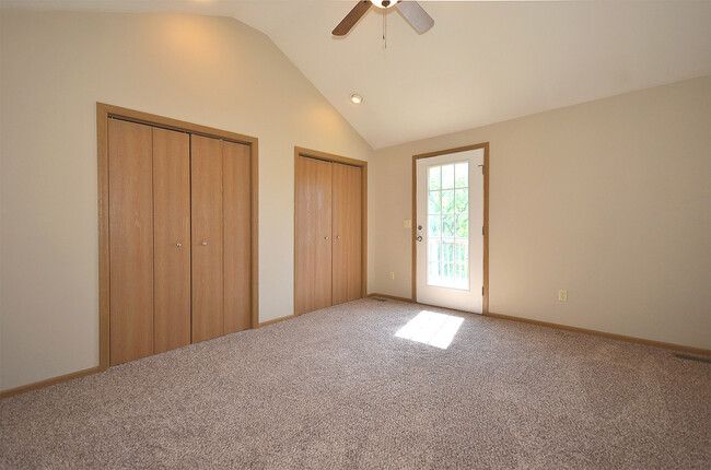 Building Photo - 2 Bed, 2 Bath Platte City Duplex with 2 ca...