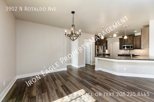 Building Photo - 3902 N Rotaldo Ave