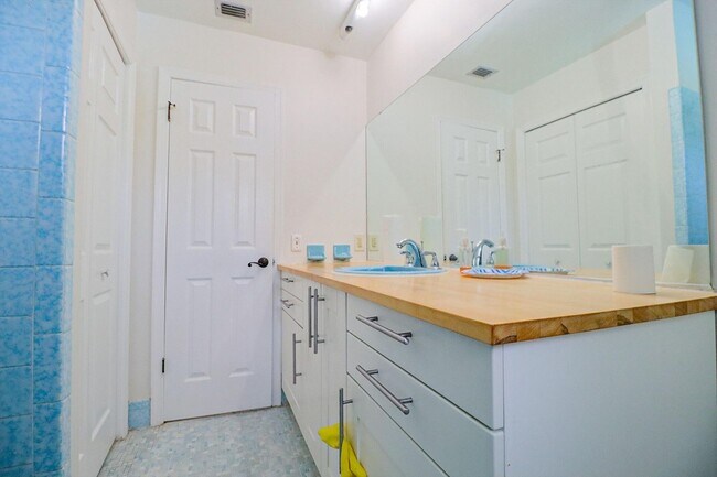 Building Photo - 1329 NW 84th Dr