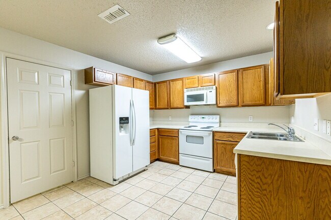 Building Photo - 3 Bedroom Duplex