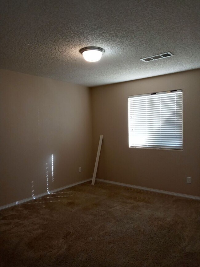 Building Photo - RIO RANCHO THREE BEDROOM