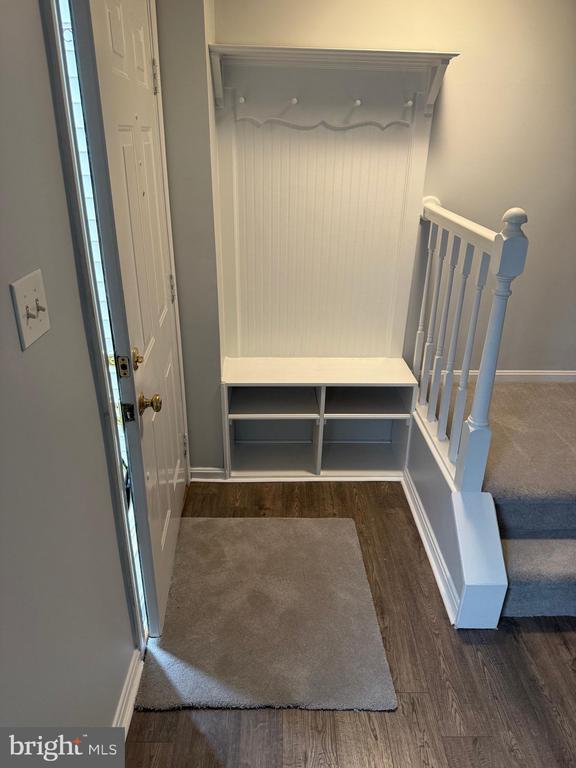 Building Photo - 8625 Point of Woods Dr