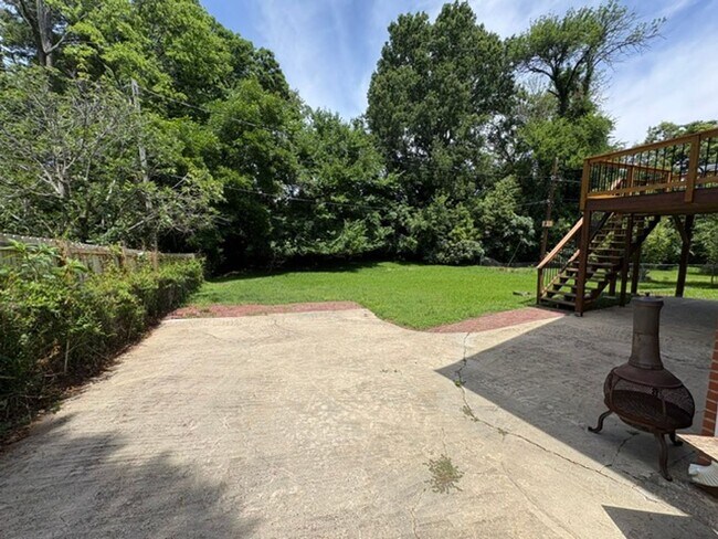 Building Photo - Newly Renovated - Large Backyard - 2/2 House!!