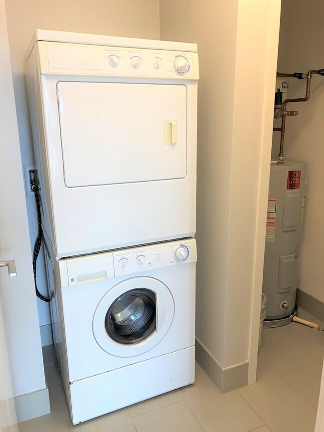 Building Photo - Luxury 2BR Signature Place Condo in Downto...