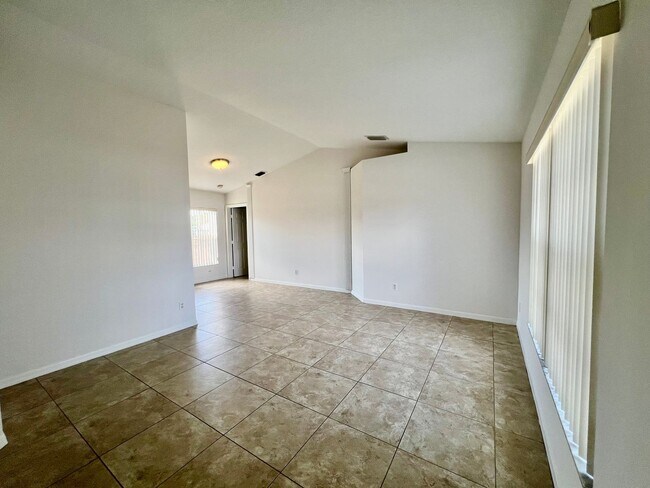 Building Photo - 3 Bedroom 2 Bath in Torino