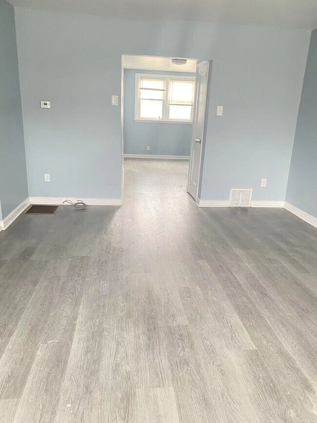 Building Photo - 3 Bedroom and 1 bathroom Row House Availab...