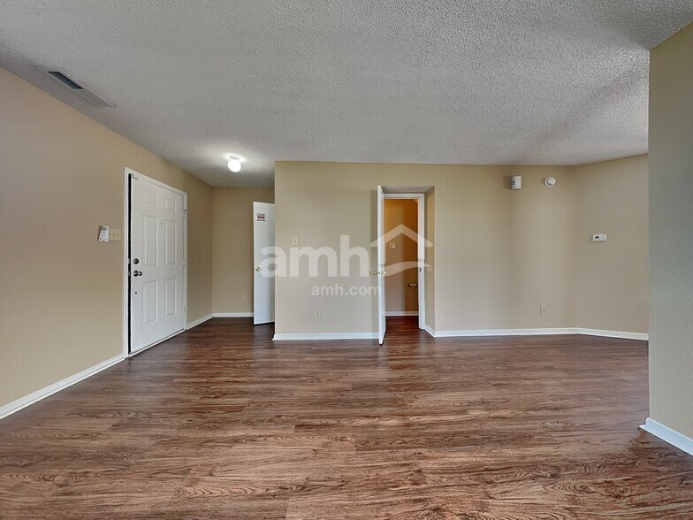 Building Photo - 14470 Forsythia Ln