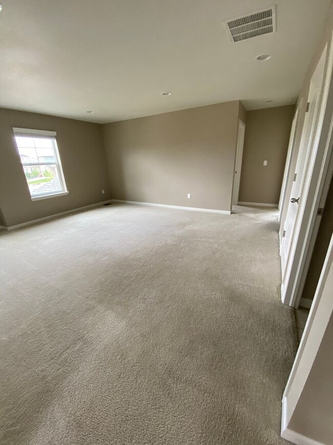 Building Photo - Lovely 4 Bedroom/3 Bathroom Erie Home - Available June!!