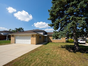 Building Photo - 966 S Iowa Ave