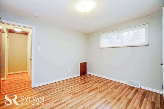 Building Photo - Your dream home is waiting for you.