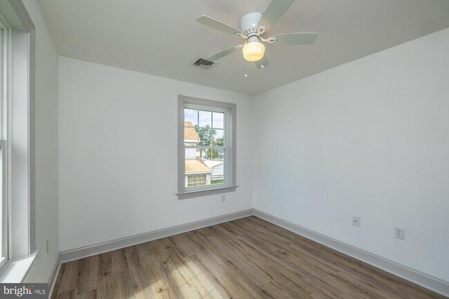 Building Photo - 411 James St