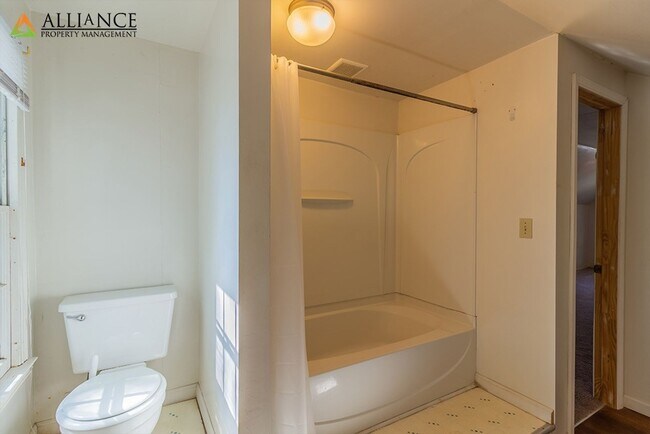 Building Photo - 1016 Bertrand St