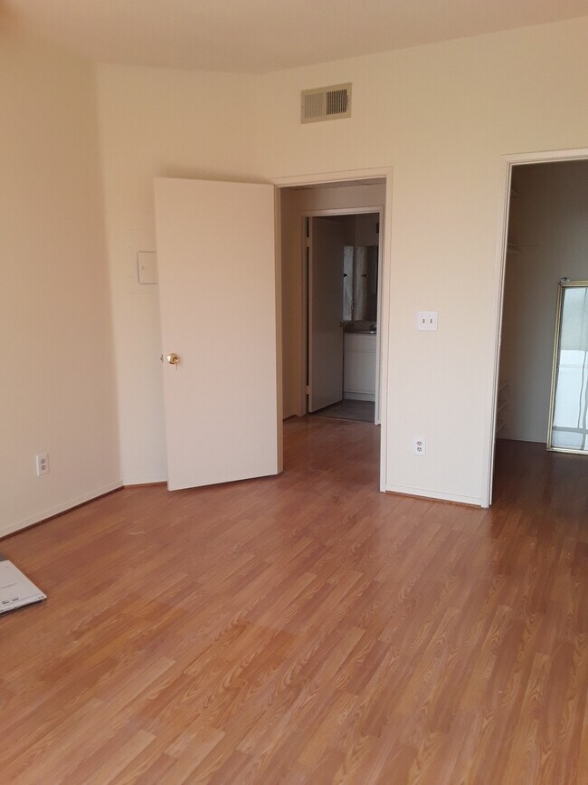 Building Photo - 926 S Gramercy Dr