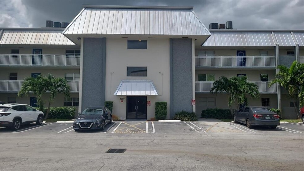 Building Photo - 3000 Riverside Dr