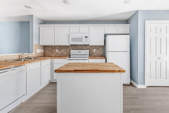 Building Photo - Carriage Place Square