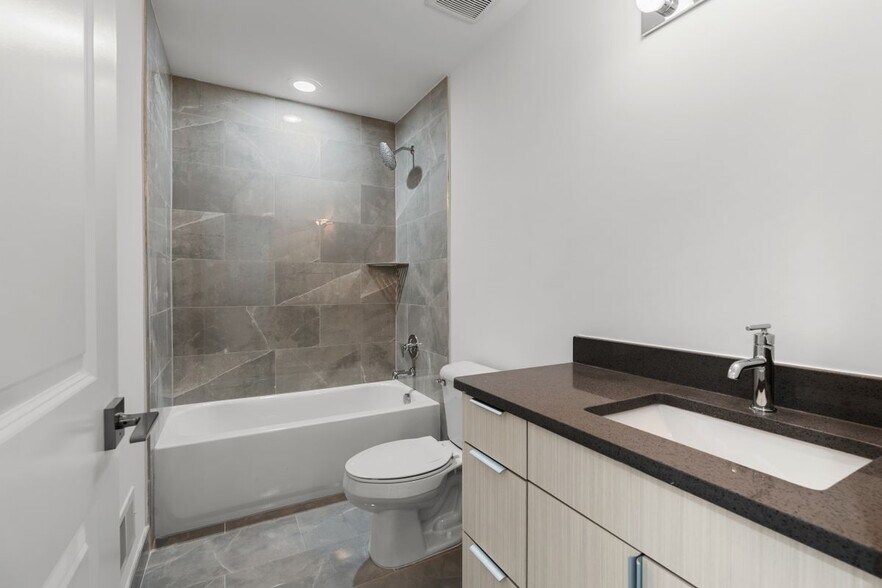 Building Photo - 2845 Summers Pl