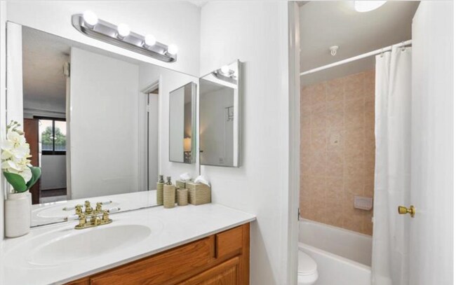 Building Photo - Bright And Spacious 2 Bed 2 Bath Condi With Balcony In Vibrant Highpointe