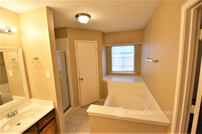 Building Photo - 813 Raintree Ln