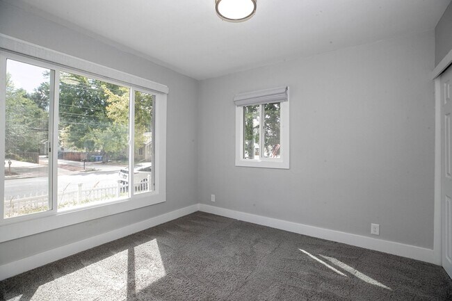 Building Photo - Renovated ranch style home home near Lake ...