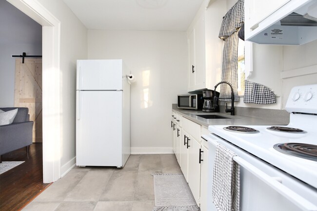 Building Photo - 1532 W Huisache Ave