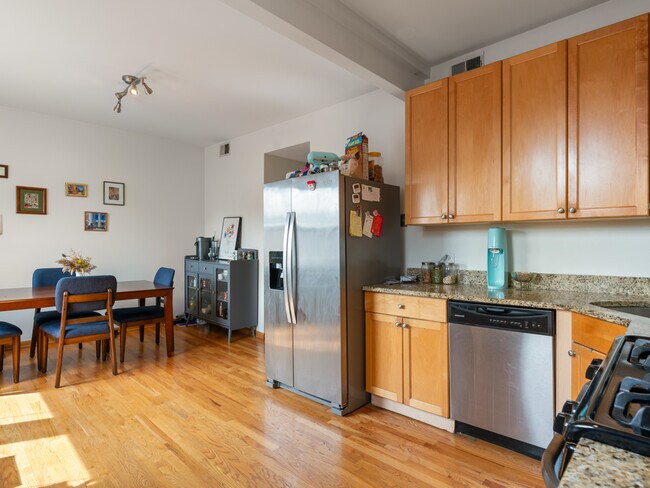 Building Photo - 39 N Paulina St