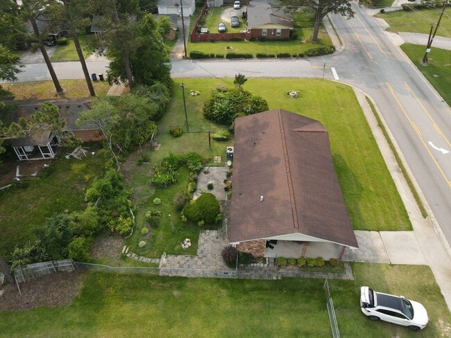 Building Photo - Charming 3 Bedroom, 2 Bath Home with Fence...