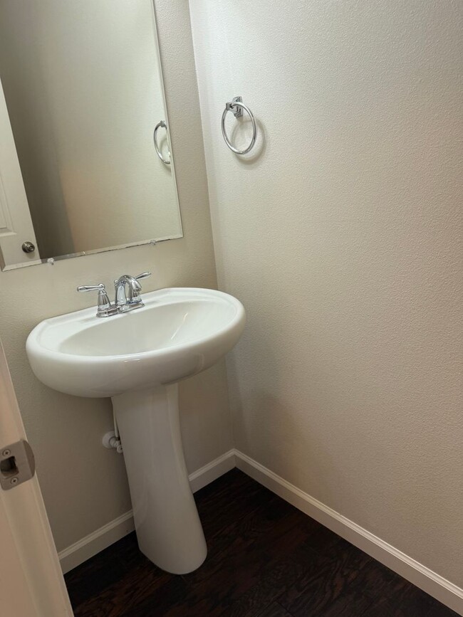 Building Photo - Beautiful Contemporary Home in Hillsboro