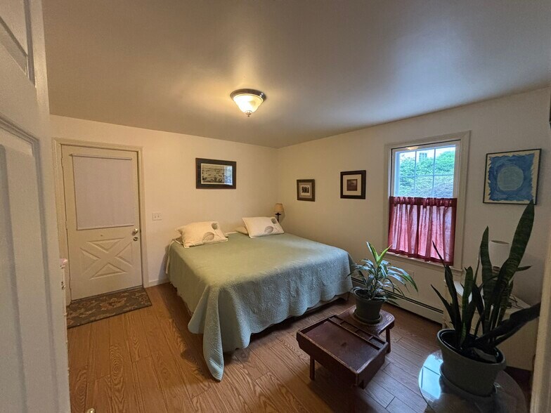 Bedroom (king bed) - 15 Pleasant St