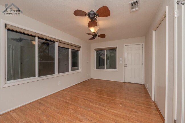 Building Photo - 2003 Arthur St